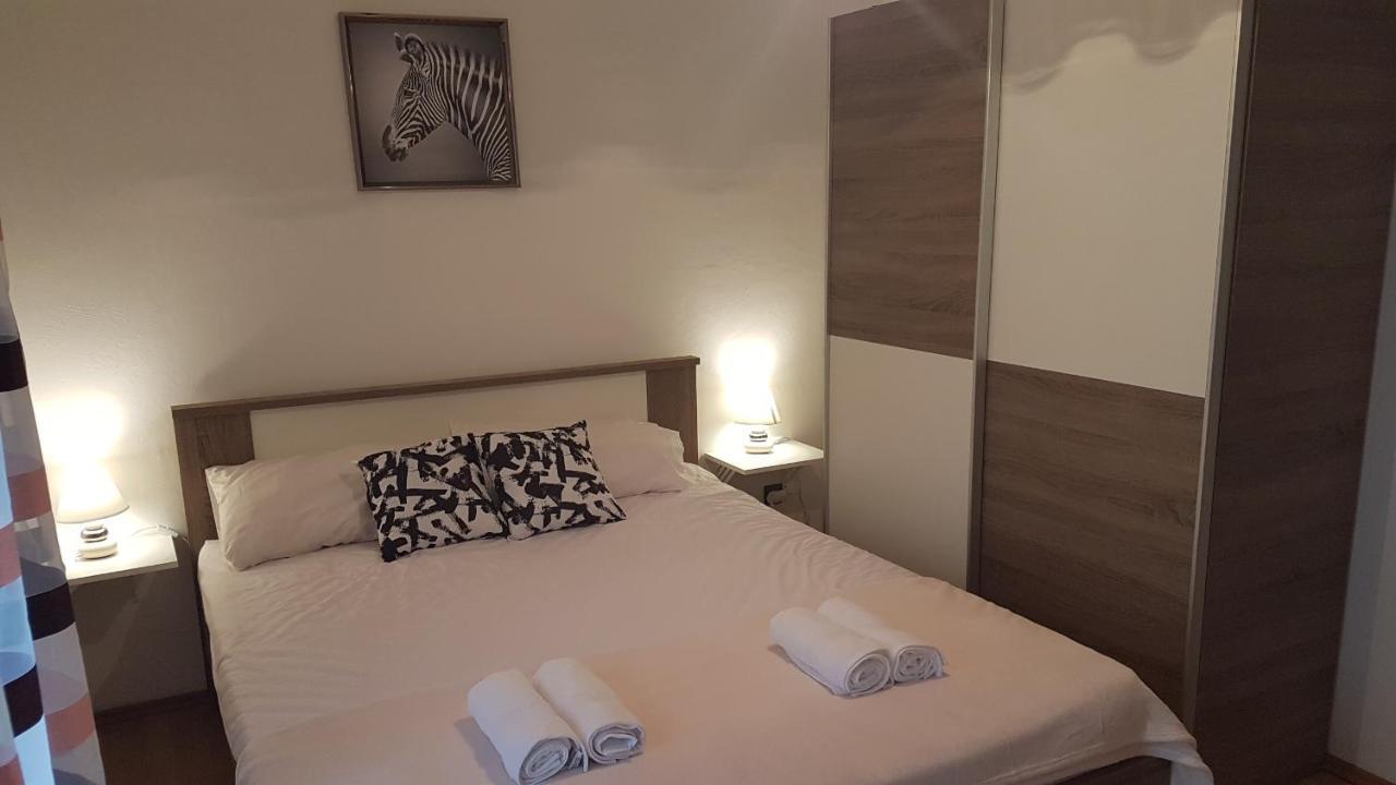 Apartmani Ab Pirovac Luaran gambar
